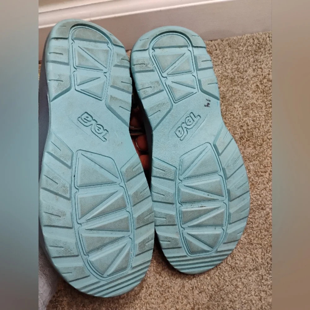Teva men's Size 5 Teal and Yellow Strappy Sandals